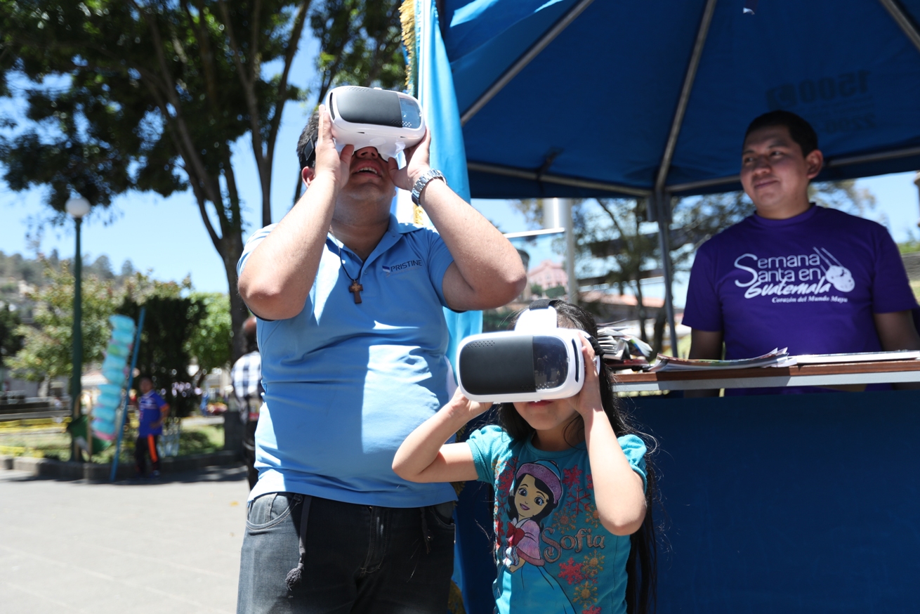 Familias quetzatecas se acercaron al quiosco para obtener información y realizar una visita virtual a lugares como Tikal. (Foto Prensa Libre: María Longo) 