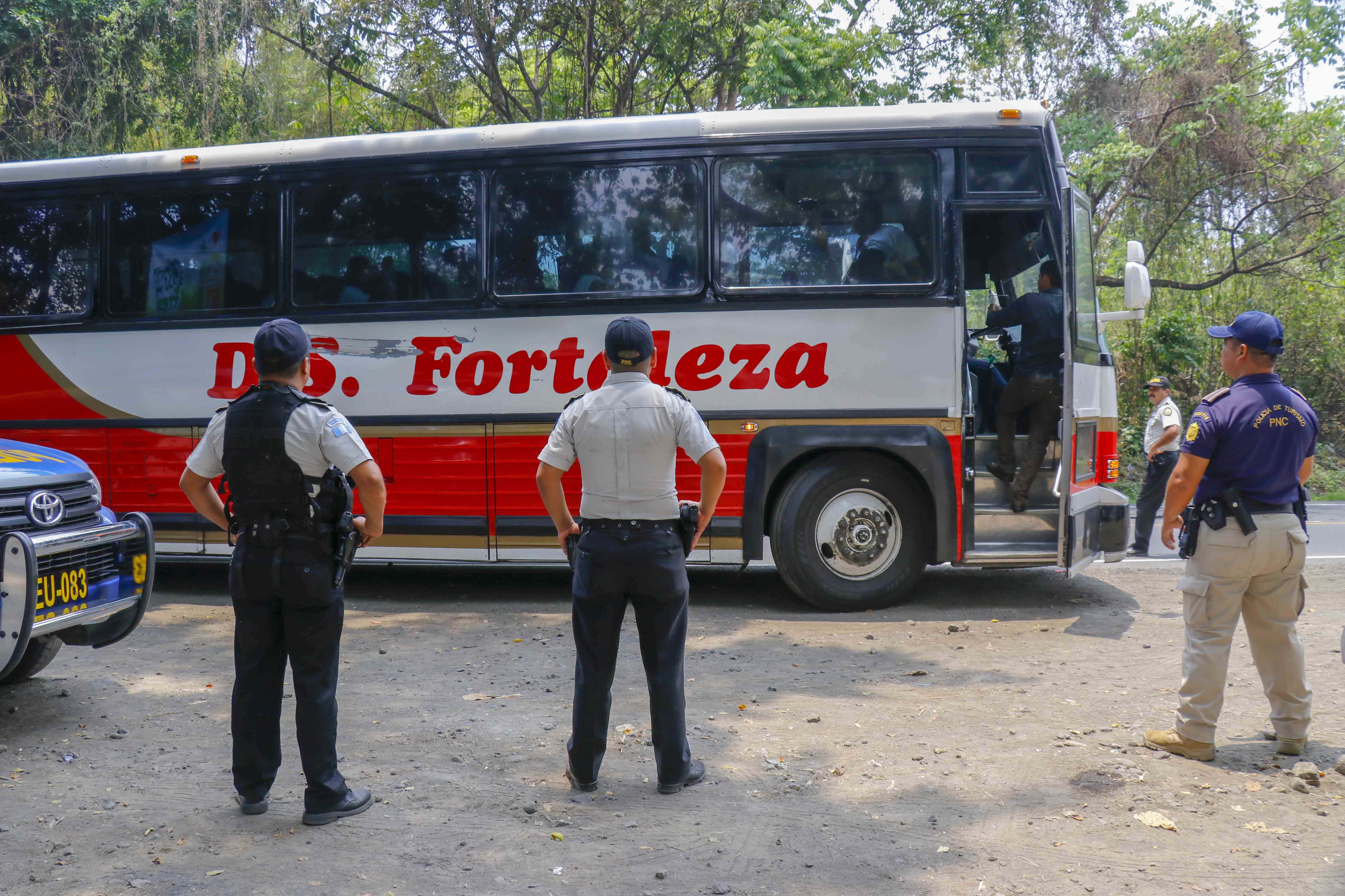 Agentes de la PNC hacen verificación de cobros excesivos de pasaje y revisión de pasajeros para detectar armas ilegales. (Foto Prensa Libre: Rolando Miranda).