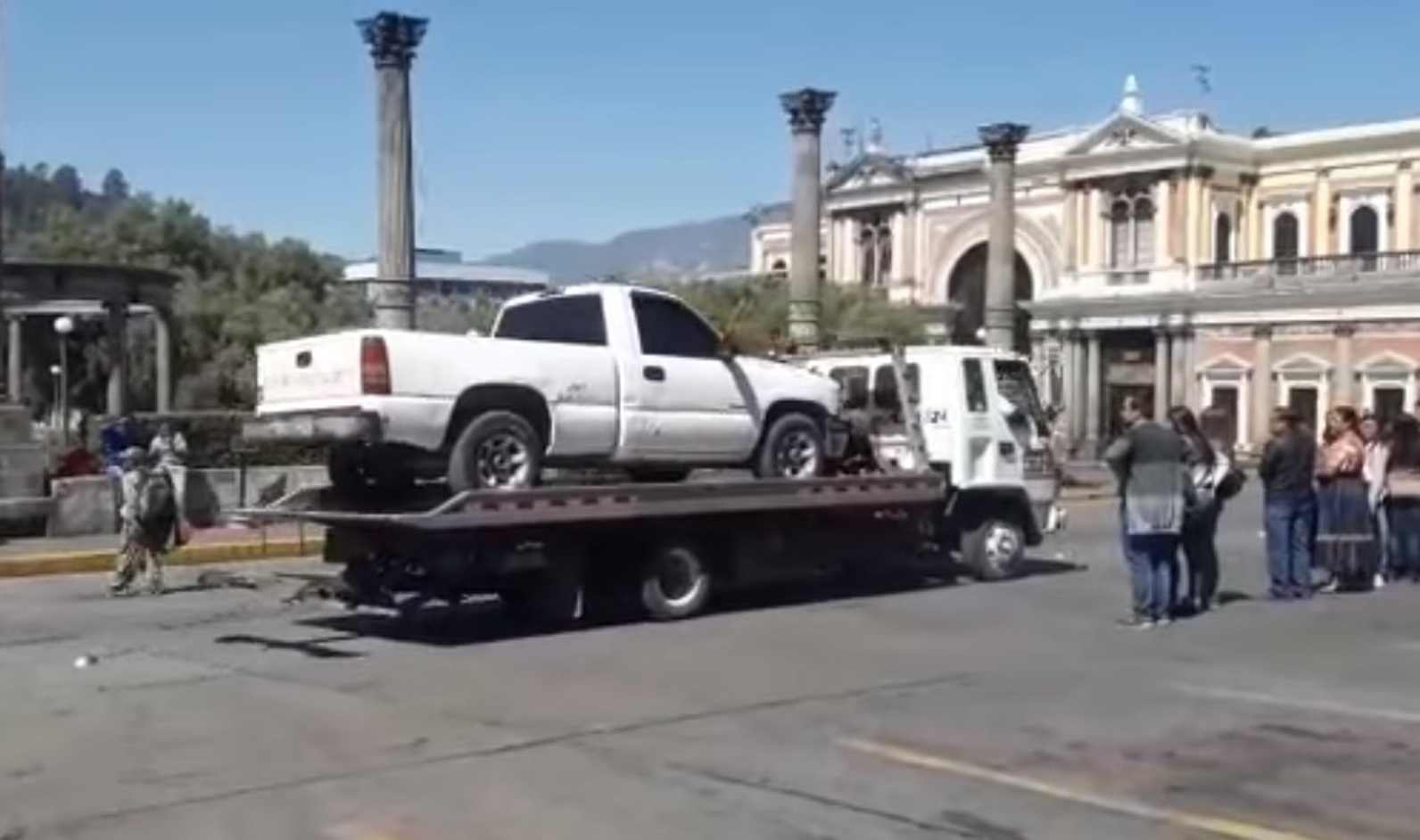 Los vehículos fueron decomisados principalmente en el Centro Histórico de Xela donde pasan las procesiones para Semana Santa. (Foto Prensa Libre: María Longo)