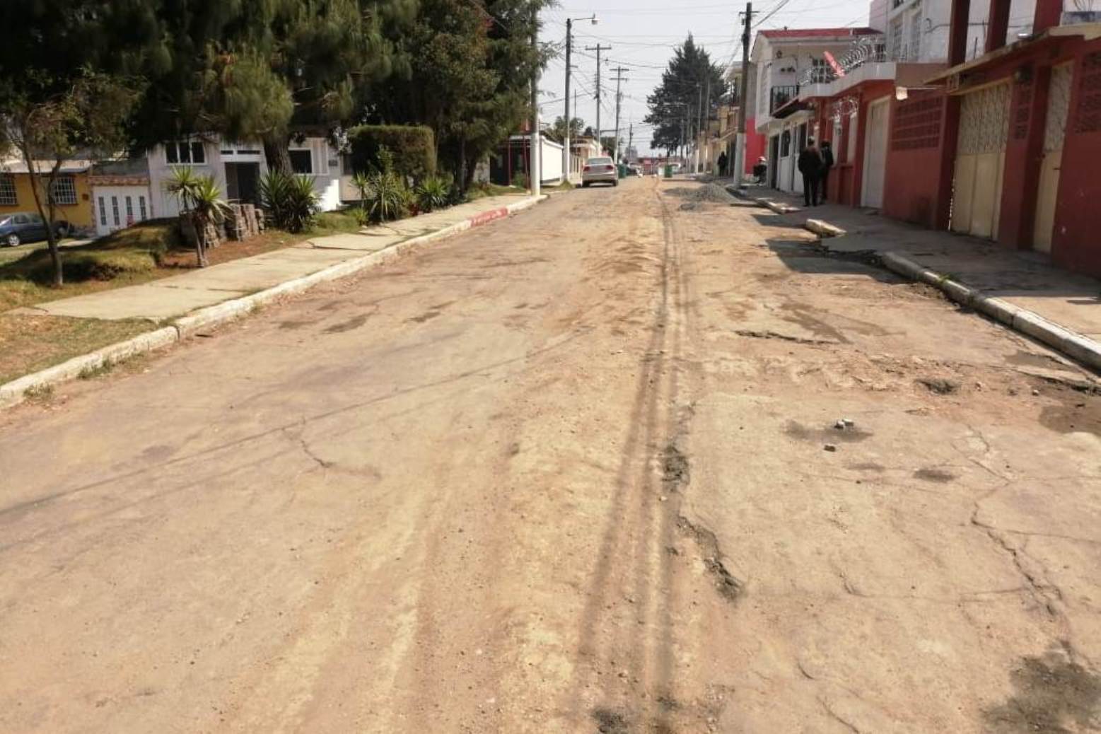 Vecinos señalan que la suspención de los trabajos de reparación les complican acceder a la Colonia. (Foto Prensa Libre: María Longo)