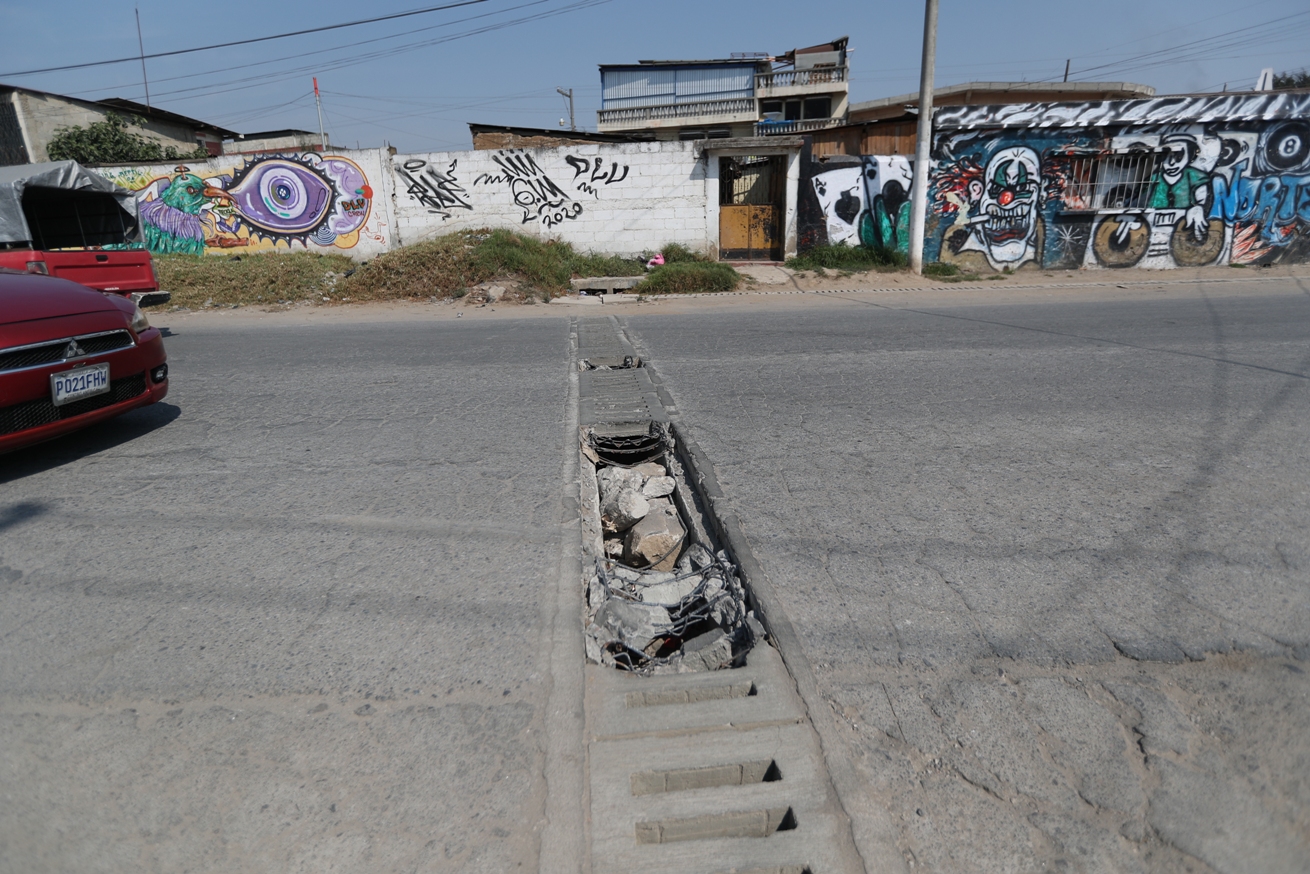 Los daños en las rejillas complican el tránsito vehicular en el sector. (Foto Prensa Libre: María Longo) 