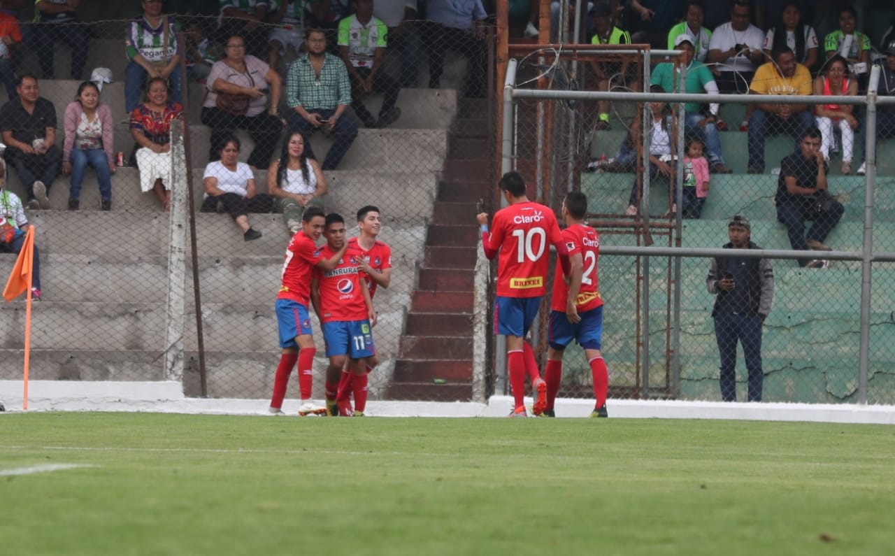 Así festejaron los jugadores de Municipal, en el Pensativo. (Foto Prensa Libre: Carlos Vicente)