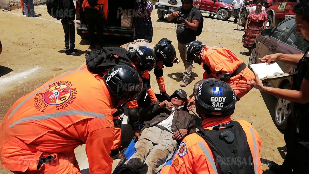 Isidro Díaz, de 74 años, fue rescatado por los Bomberos Voluntarios, luego de haber permanecido durante varias horas perdido en áreas de la Laguna de Chicabal. (Foto Prensa Libre: Mynor Toc) 