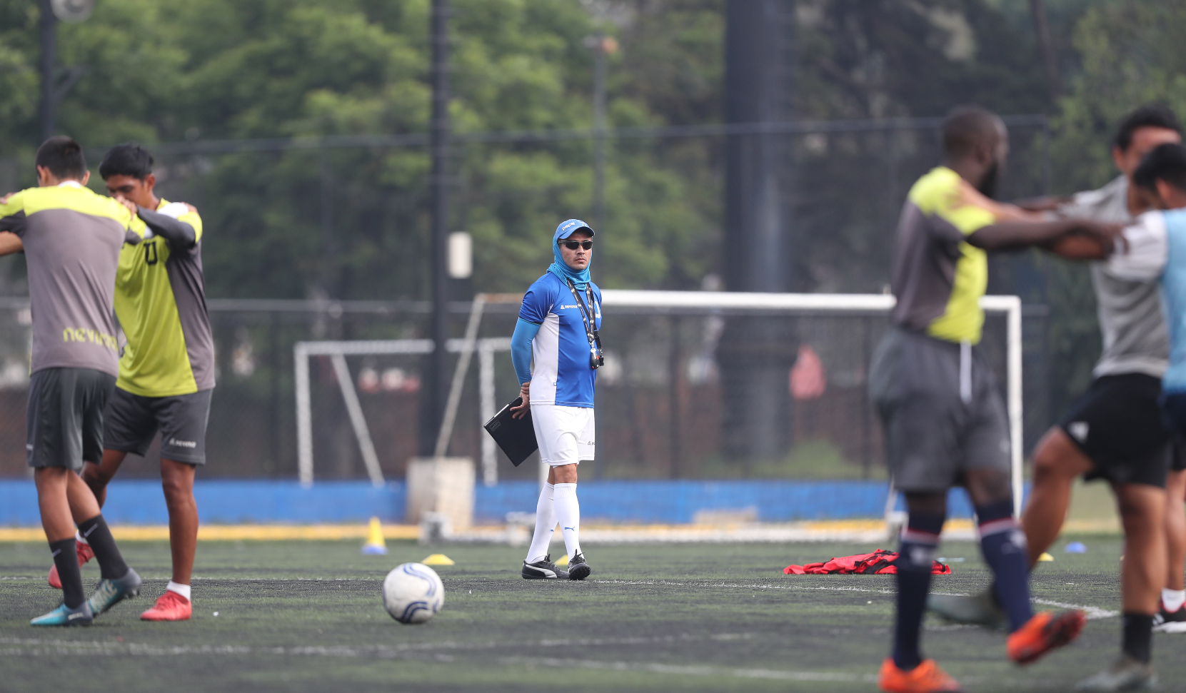 El entrenador hondureño Rigoberto Gómez dirige el trabajo de la Universidad de San Carlos. (Foto Prensa Libre: Francisco Sánchez)