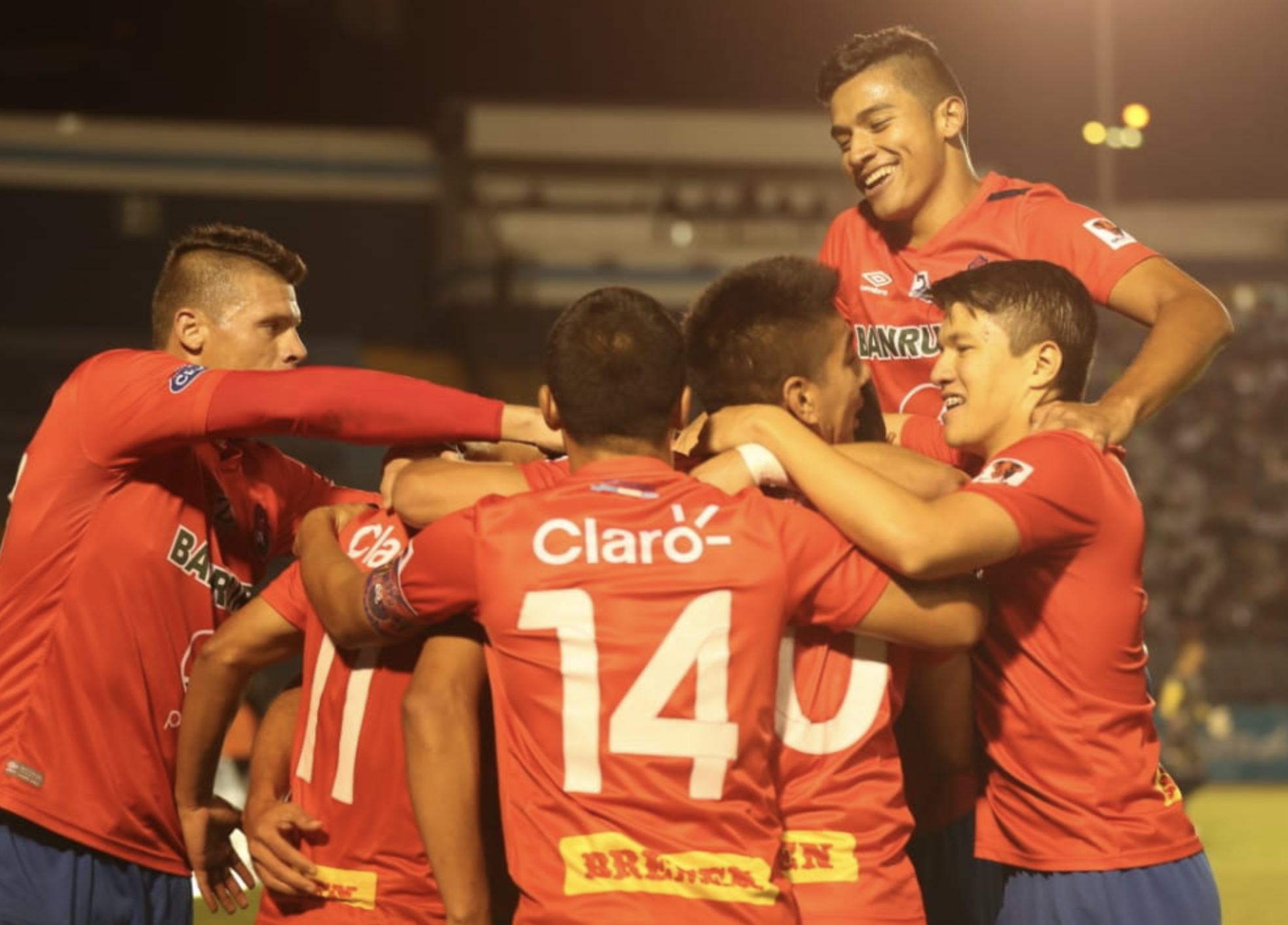 Los jugadores de Municipal celebran después de la anotación de John Méndez. (Foto Prensa Libre: Jeniffer Gómez) 