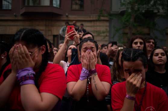 Devotos lloran durante la procesión del Cristo de los Gitanos en España. Foto Prensa Libre: AFP
