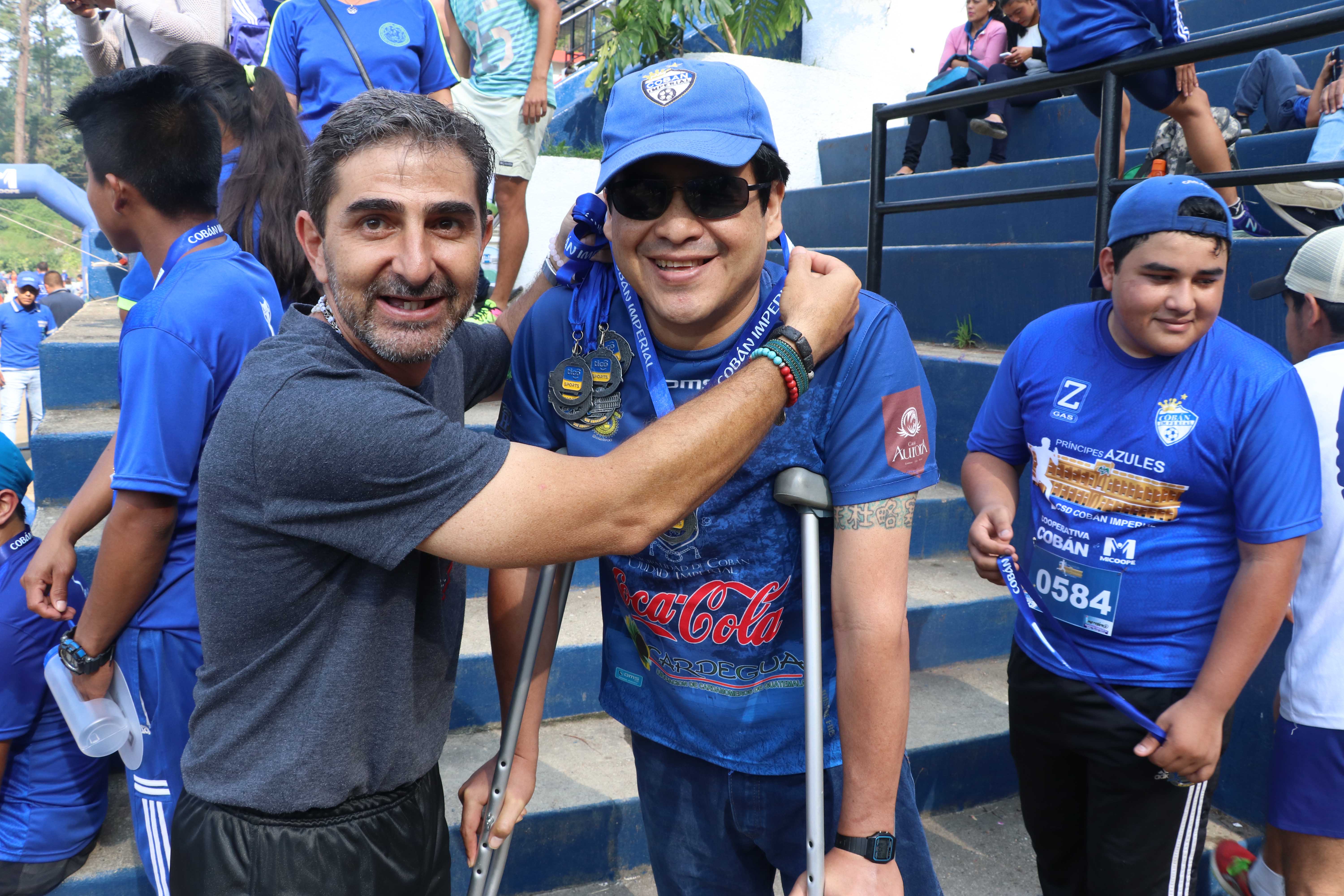 Fabricio Benítez se tomó una foto con el homenajeado Obdulio 'Lulo' Sierra después de la carrera de los Príncipes Azules. (Foto Prensa Libre: Eduardo Sam Chun)