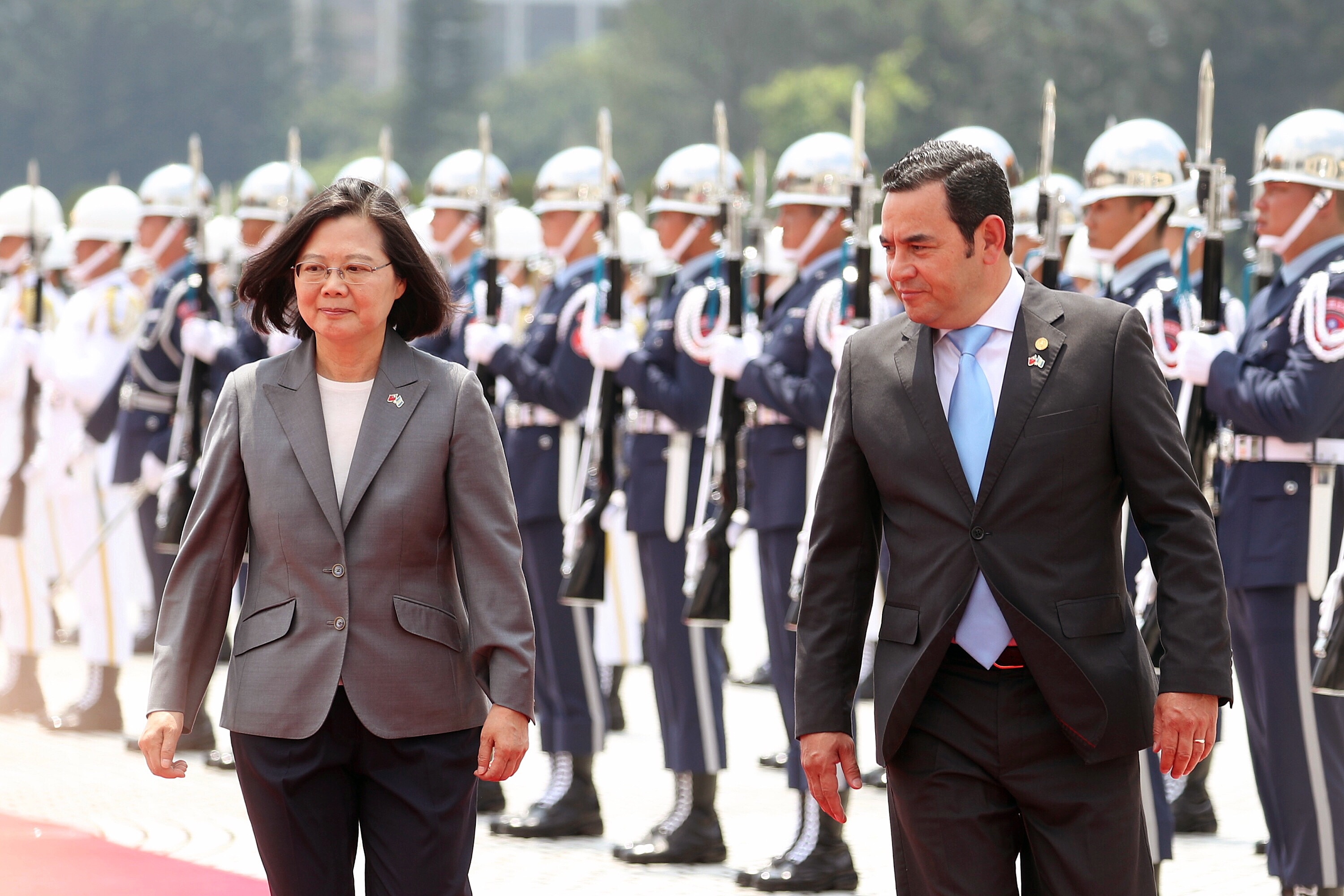 La presidenta de Taiwán, Tsai Ing-wen, y el mandatario guatemalteco Jimmy Morales en la Plaza de la Libertad, en ese país asiático. (Foto Prensa Libre: AFP)