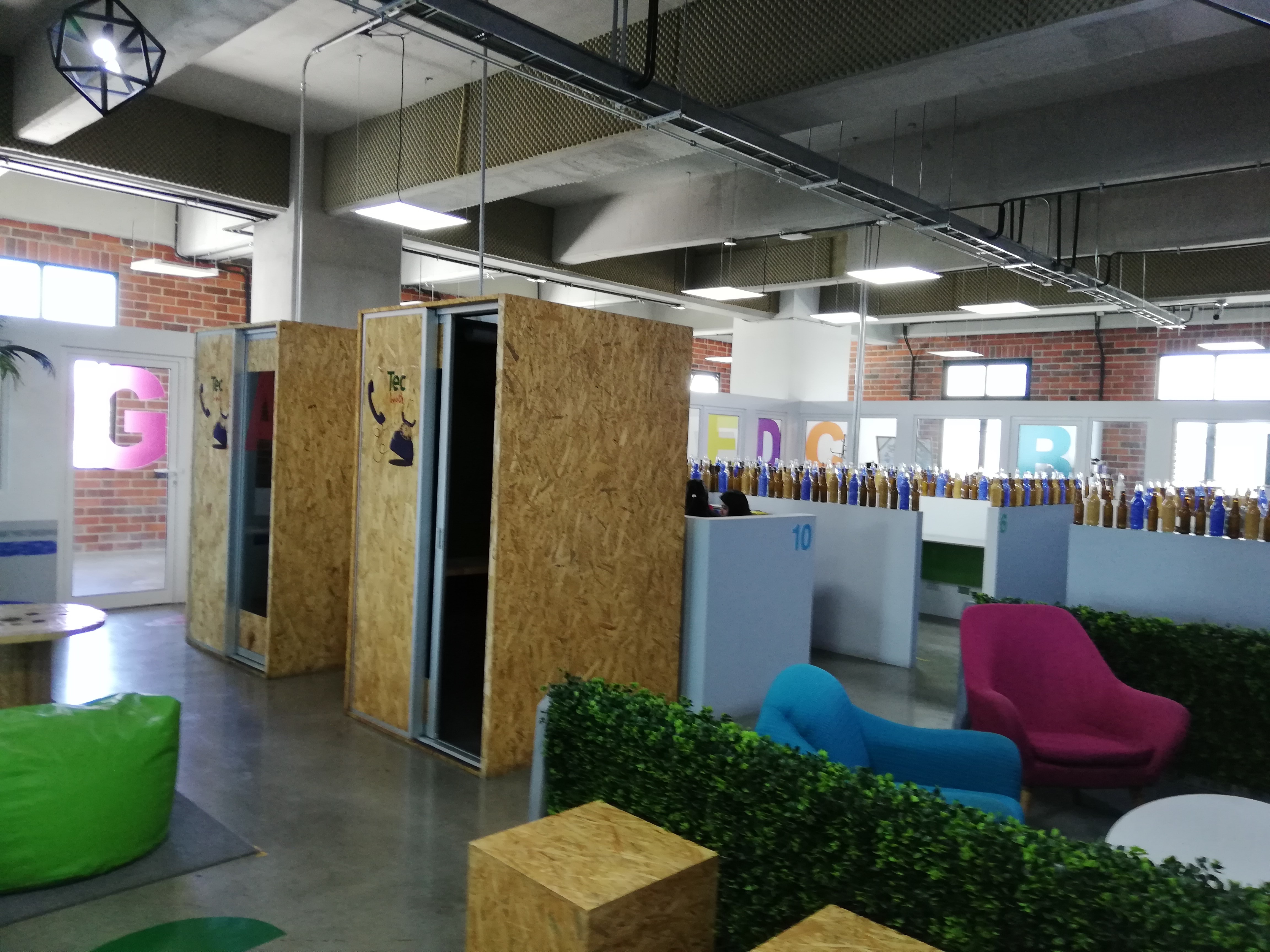 Salas, escritorios, cabinas y oficinas pequeñas que brinda el TEC en espacios compartidos, según la demanda del interesado. (Foto Prensa Libre: Rosa María Bolaños)