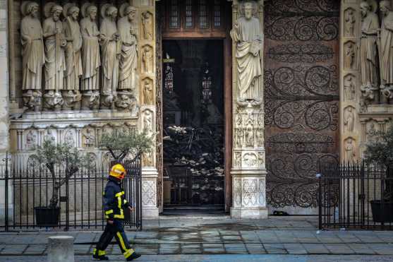 Bomberos evalúan el lugar después de que se desplomara el techo y la torre de la Catedral. Foto Prensa Libre: AFP 