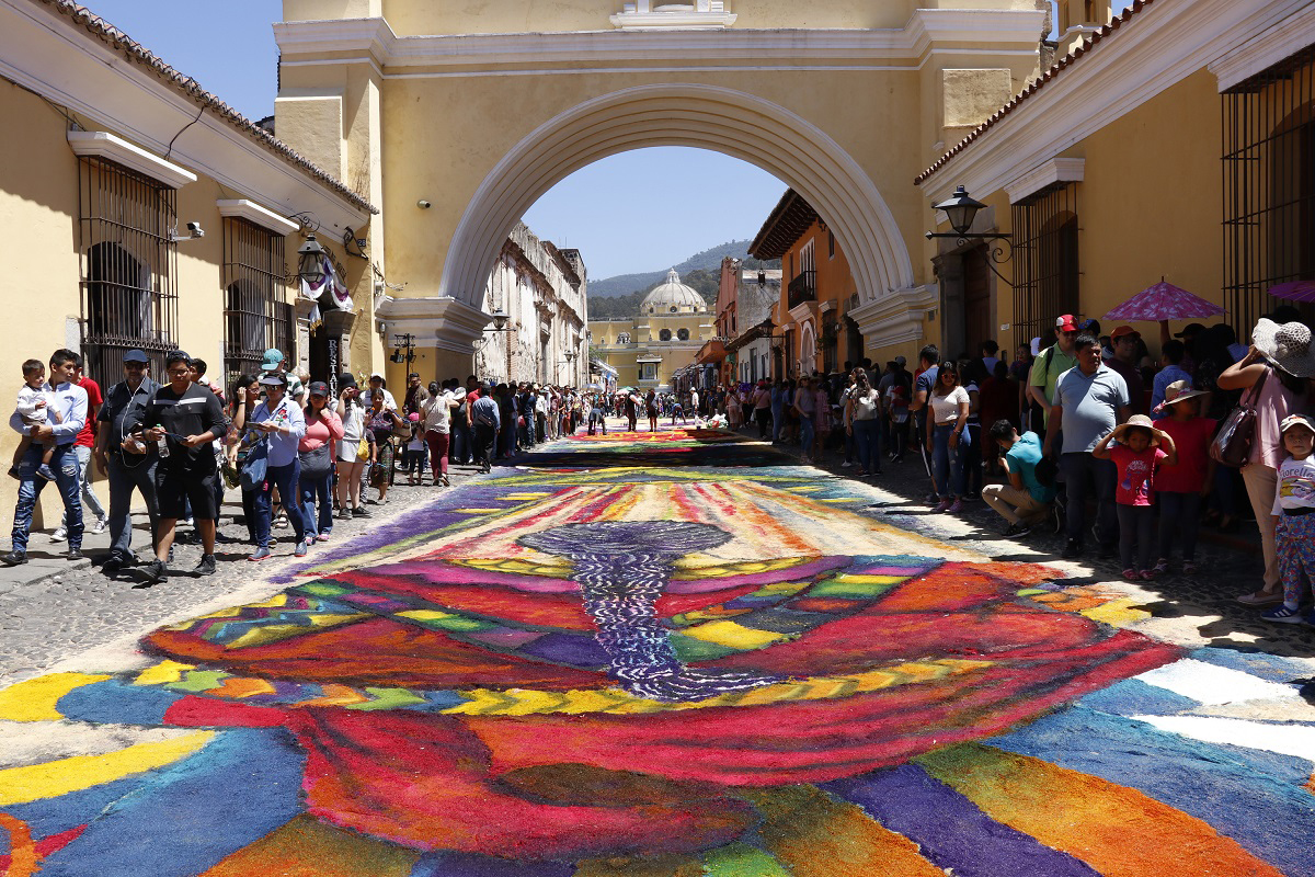 La ciudad colonial, por el atractivo de sus cortejos procesionales y diversos servicios de entretenimiento, podría alcanzar el millón de visitantes, nacionales y extranjeros. (Foto Prensa Libre: Julio Sicán Aquino)