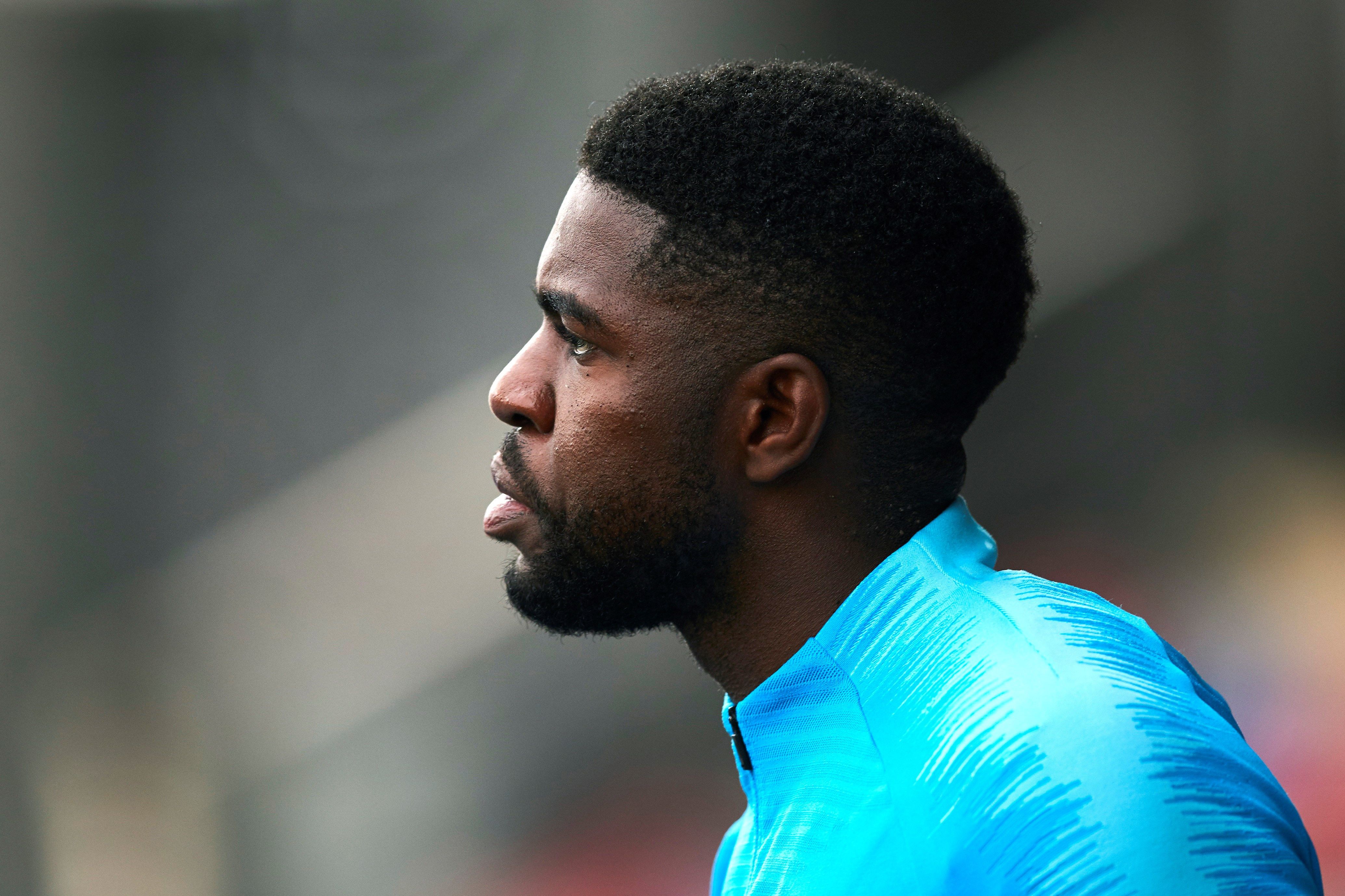 El defensa central del FC Barcelona, Samuel Umtiti, durante el entrenamiento que realiza el equipo esta tarde en la ciudad deportiva Joan Gamper, en Barcelona, previo al partido de Liga que disputarán mañana ante el Alavés en el Estadio de Mendizorroza, en Vitoria. (Foto Prensa Libre: EFE)