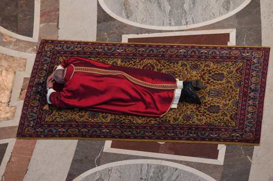 El Papa Francisco yace en el suelo para orar durante la Celebración de la Pasión del Señor el Viernes Santo en la Basílica de San Pedro en el Vaticano. Foto Prensa Libre: AFP
