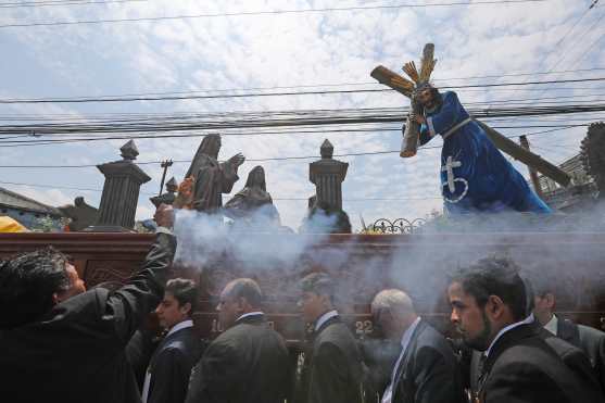 Un vecino realiza una ofrenda de incienso a Jesús después de la salida de la procesión. 