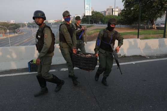 Militares y miembros de la Guardia Nacional se reúnen en la base de La Carlota, después de liberar a Leopoldo López. Foto Prensa Libre: EFE