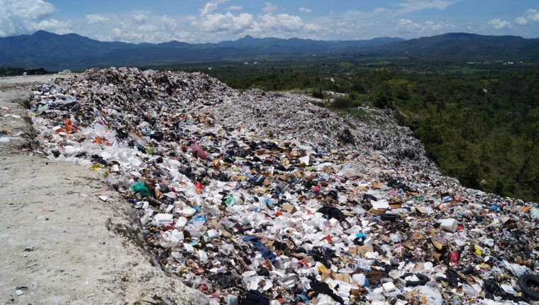 En el país hace falta el manejo de desechos tanto desde los usuarios, empresas y autoridades encargadas de estos sitios. (Foto Prensa Libre: Mario Morales)