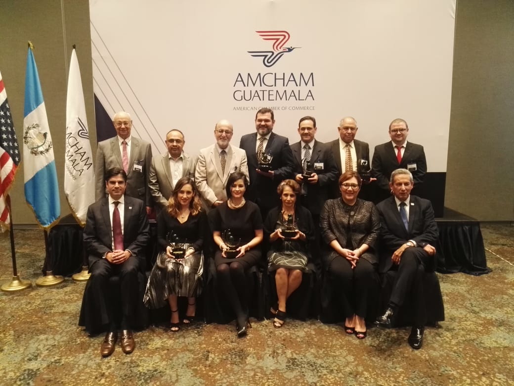 Representantes de las empresas Ambev, Cemaco, Universidad del Valle de Guatemala, Cargill, Hotel Spa Casa Santo Domingo que fueron galardonados por Amcham Guatemala. (Foto Prensa Libre: Norvin Mendoza)