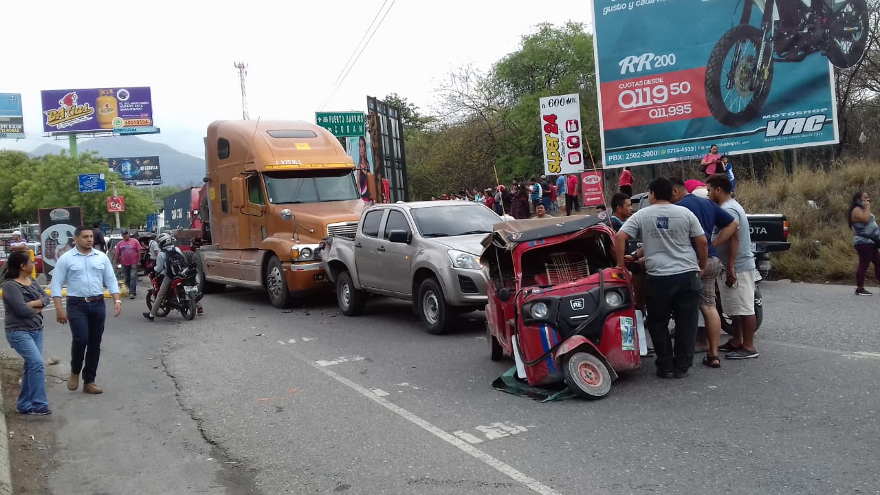 Varios vehículos chocaron en el km 81 de la ruta al Atlántico. (Foto Prensa Libre: Cortesía de los Bomberos Municipales Departamentales)