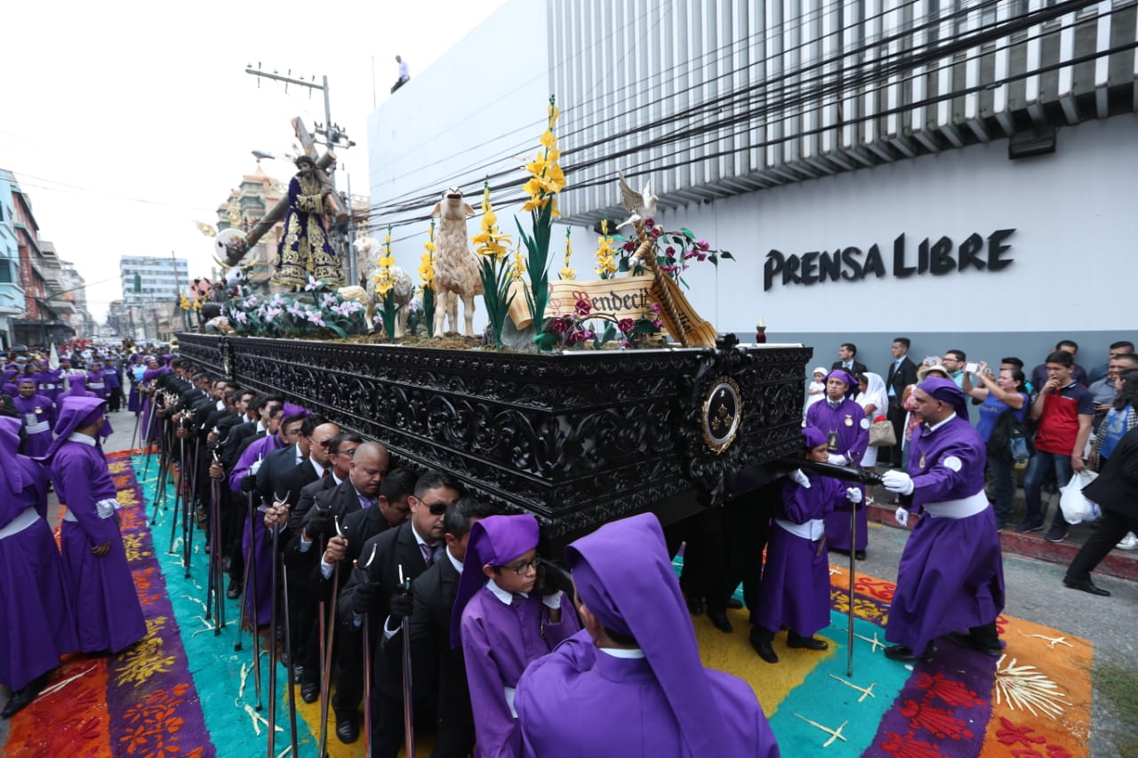 Imagen de Jesús Nazareno de la Indulgencia a su paso por la 9 avenida y 13 calle de la zona 1. (Foto Prensa Libre: Esbin García).  