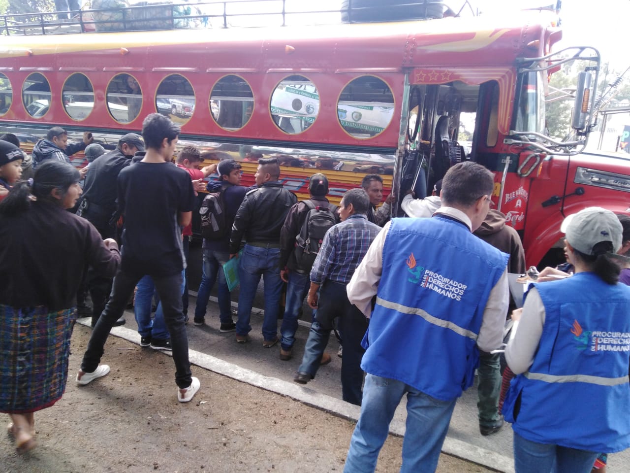 La PDH constató que en varios buses extraurbanos se cobran tarifas no autorizadas.(Foto Prensa Libre: cortesía PDH)