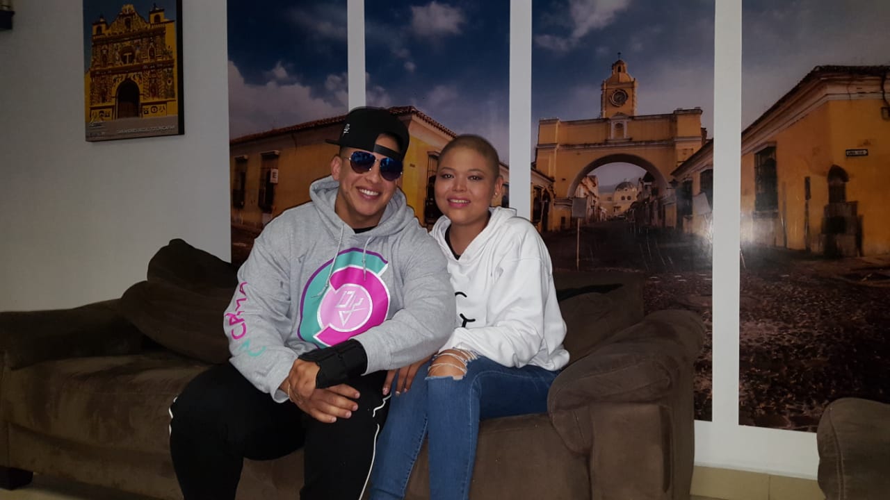 Daddy Yankee junto a su seguidora guatemalteca Veralí Hernández, de 16 años. (Foto Prensa Libre: Cortesía Claudia María Alonzo)