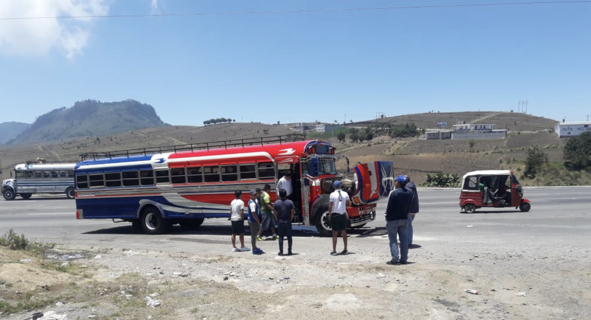 El bus "parrillero" donde viajó Xelajú MC sufrió desperfectos mecánicos a la altura de Nahualá, Sololá. (Foto Prensa Libre: La Red)