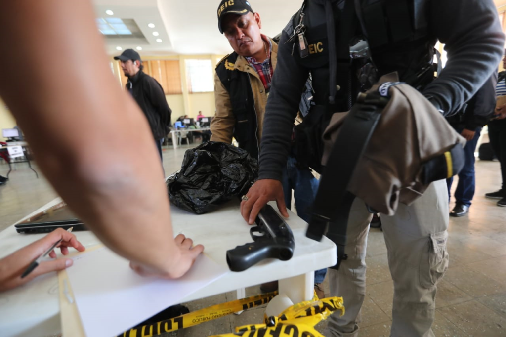 El 13 de marzo pasado la Fiscalía contra el Crimen Organizado desplegó a sus integrantes en 368 allanamientos en 17 departamentos del país para incautar armas de fuego. (Foto Prensa Libre: Hemeroteca PL)