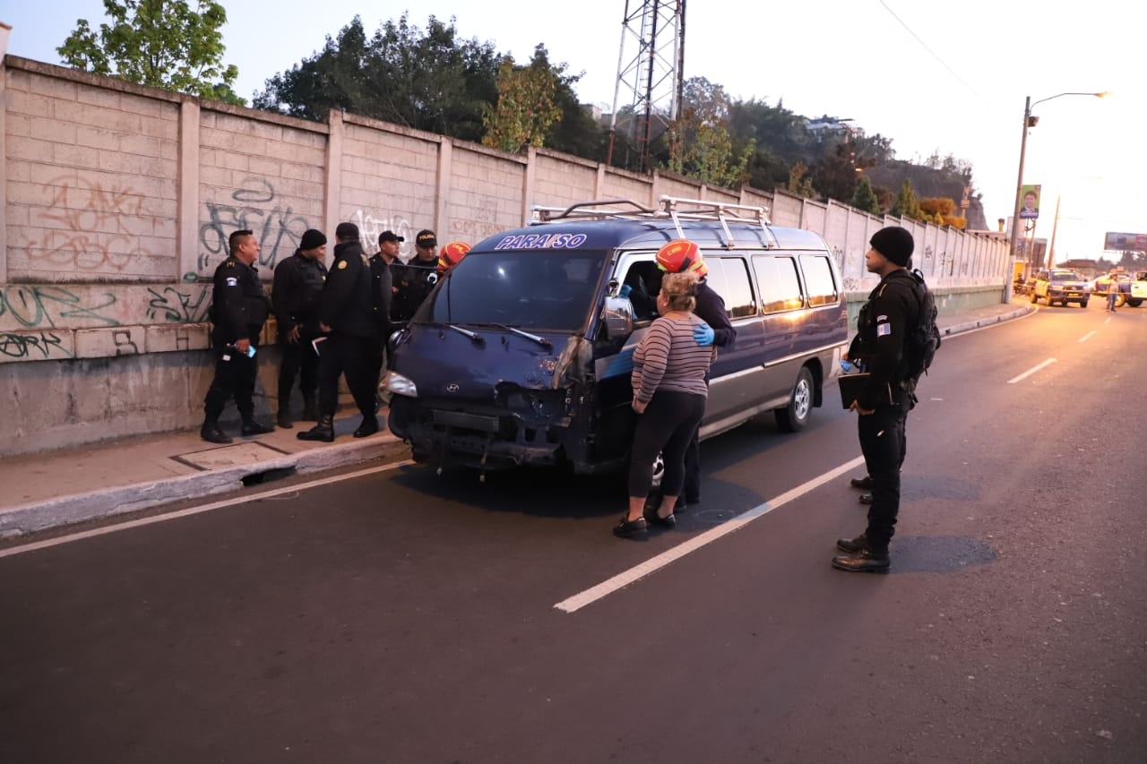 Una familiar del piloto fallecido se acerca a identificarlo, mientras la acompaña un socorrista. (Foto: Cortesía Bomberos Municipales)