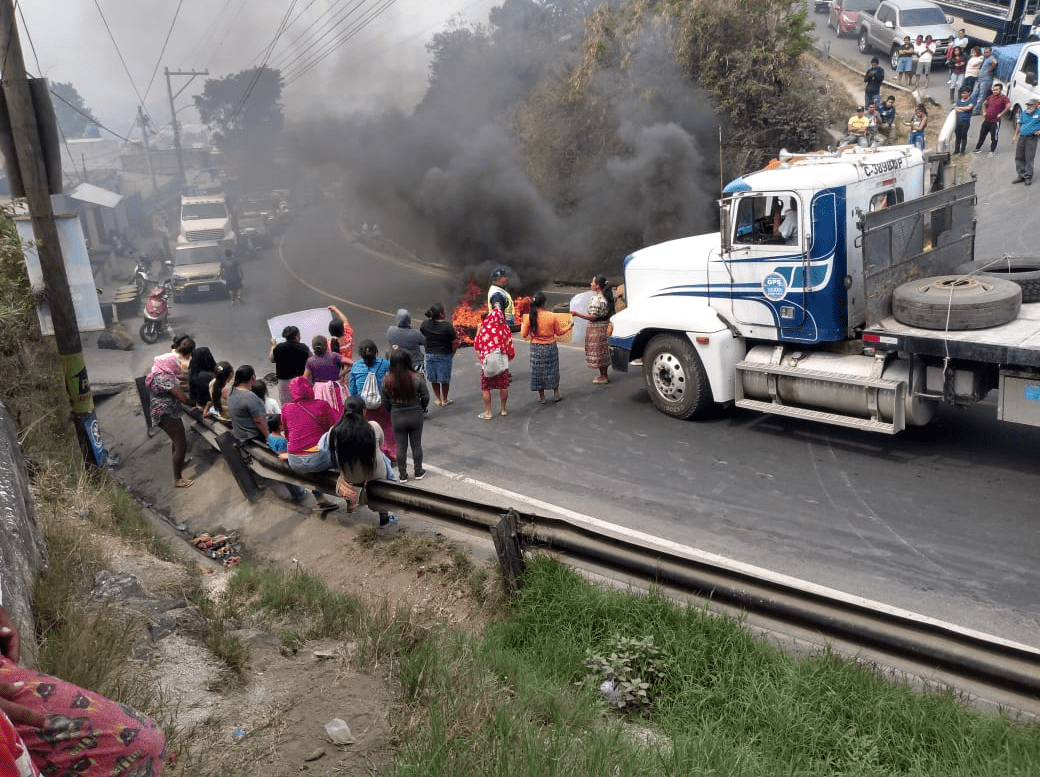 Vecinos mantienen  bloqueado el ingreso a Bárcenas, Villa Nueva.(Foto Prensa Libre:  cortesía  Dalia Santos)