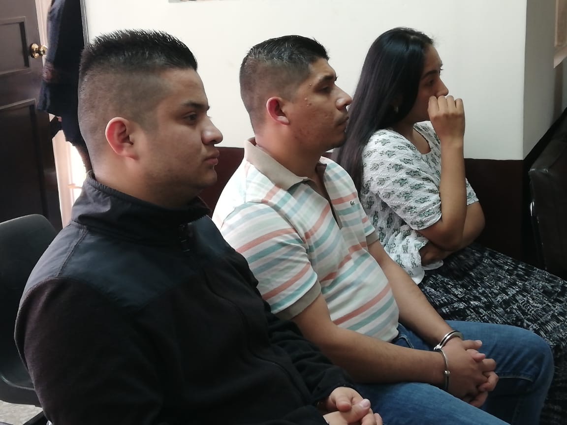 Carlos Gilberto Solórzano Morales y Yoni José Valenzuela Mejía, extrabajadores del excandidato presidencial, Manuel Baldizón, y Génesis Daniela Alvarado Xoná, fueron condenados por el caso Botín en el Registro de la Propiedad. (Foto Prensa Libre: Kenneth Monzón)