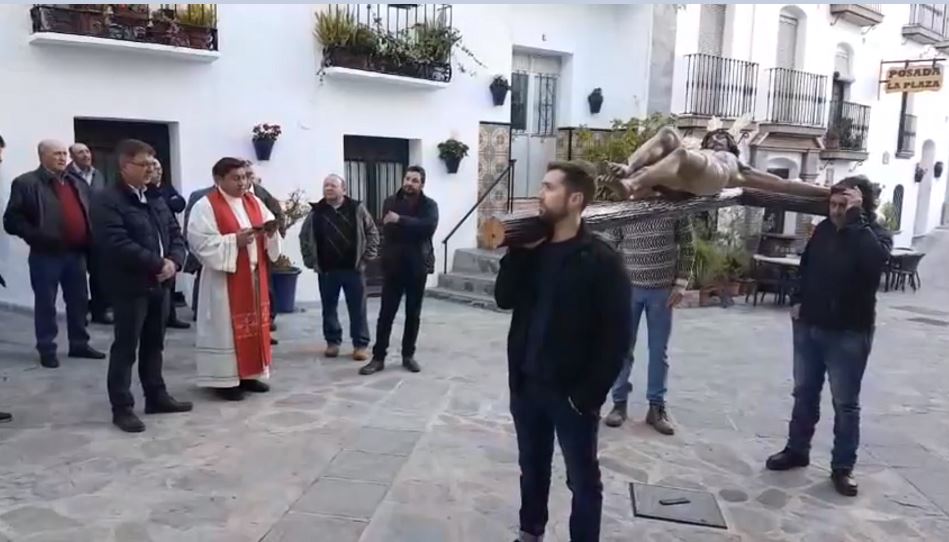 El padre Alejandro García, originario de Santa Rosa, Guatemala, acompaña el rezo del Via Crucis en el pueblo de Canillas de Albaida. (Foto Prensa Libre: Cortesía Ayuntamiento de Canillas)