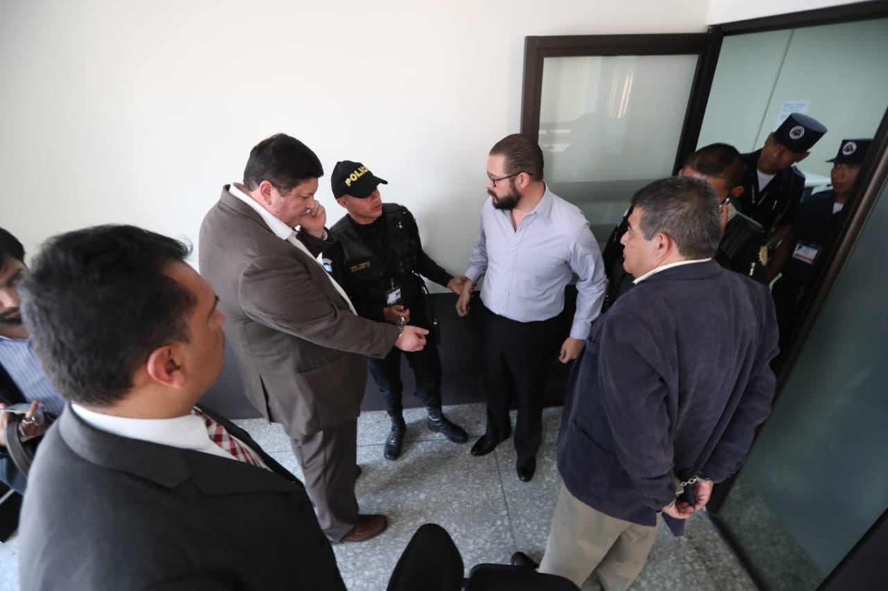 José Alejandro Vielman Rosales, exencargado del área procesal del Crédito Hipotecario Nacional (CHN), Luis Gustavo Morataya García y José Gerardo Martínez Búcaro, fueron condenados a seis años de prisión. (Foto Prensa Libre: Esbin García)