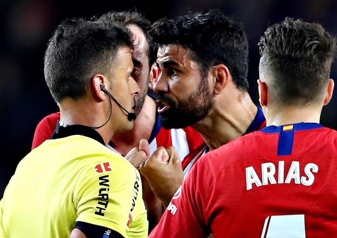 Diego Costa fue sancionado por insultar al árbitro Jesús Gil Manzano en el partido contra el Barcelona. (Foto Prensa Libre: AFP).