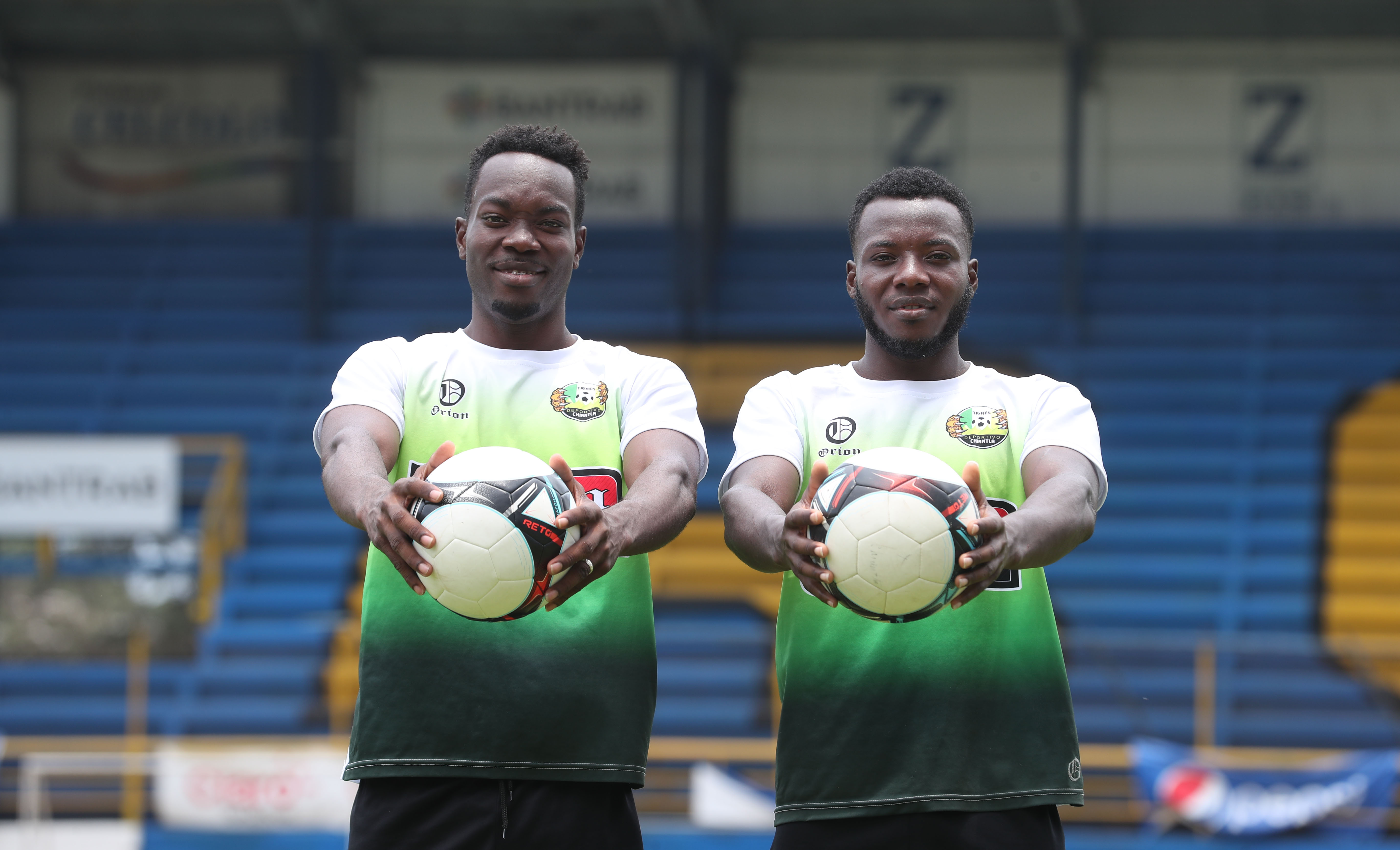 Los hermanos Nathan y Kerivn García representan con orgullo a Deportivo Chiantla. (Foto Prensa Libre: Edwin Fajardo)