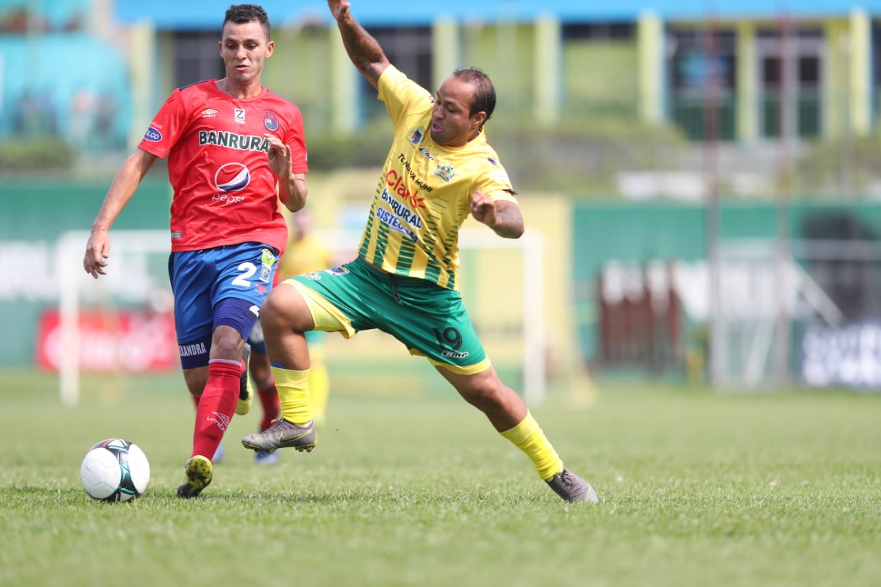 Acción durante el partido entre Municipal y Guastatoya. (Foto Prensa Libre: Francisco Sánchez)