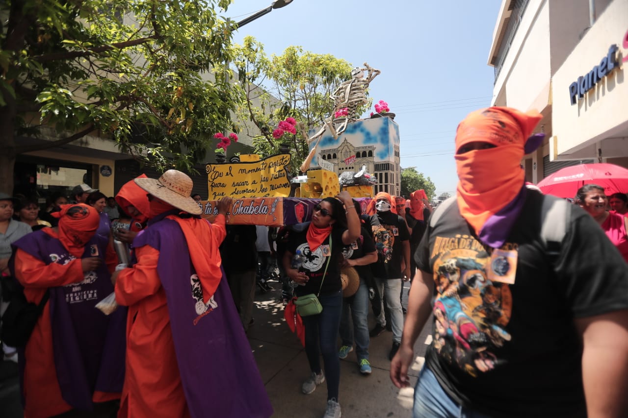 Facultad de Ciencias Económicas lleva su carroza en hombros. (Foto Prensa Libre: Carlos Hernández)
