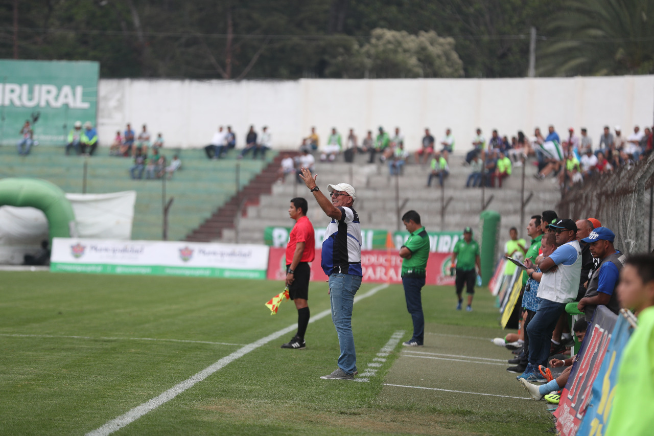 Ariel Sena da indicaciones durante el partido. (Foto Prensa Libre: Edwin Fajardo)