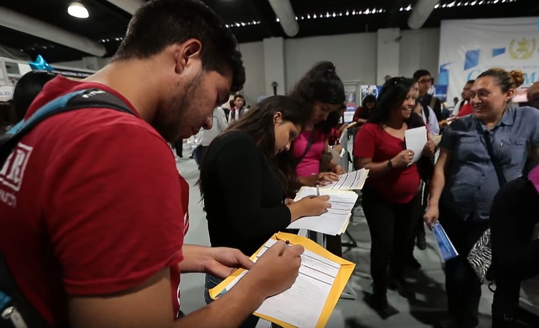 
Aunque las cifras oficiales registran un 2.8% de desempleo, siete de cada 10 guatemaltecos trabajan en la informalidad, lo que debilita el seguro social y vulnera la calidad de vida futura de la mayoría de la población. (Foto Prensa Libre: Hemeroteca)