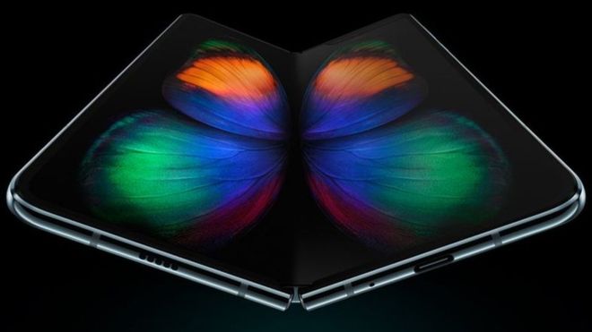 Samsung mostró Galaxy Fold, su primer celular plegable y flexible, a principios de este año. SAMSUNG