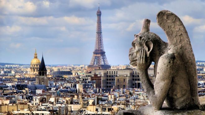 "Vigilando" la ciudad de París, se erige una gárgola en forma de mono alado en las alturas de Notre Dame.  GETTY IMAGES