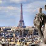 "Vigilando" la ciudad de París, se erige una gárgola en forma de mono alado en las alturas de Notre Dame. GETTY IMAGES