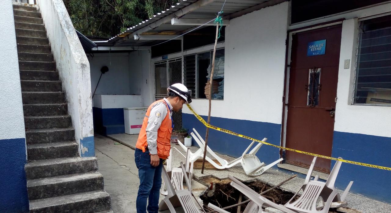 El suelo colapsó en un área del patio de la Unidad de Maternidad, por lo que la atención en el lugar queda suspendida. (Foto Prensa Libre: Cortesía Conred)