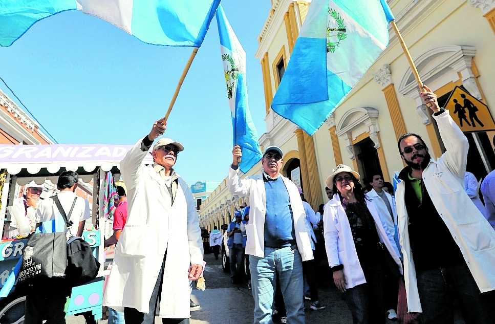 La dignificación salarial de los profesionales de la salud va en camino, más de 2 mil ya tomaron posesión de sus plazas permanentes. (Foto Prensa Libre: Hemeroteca PL)