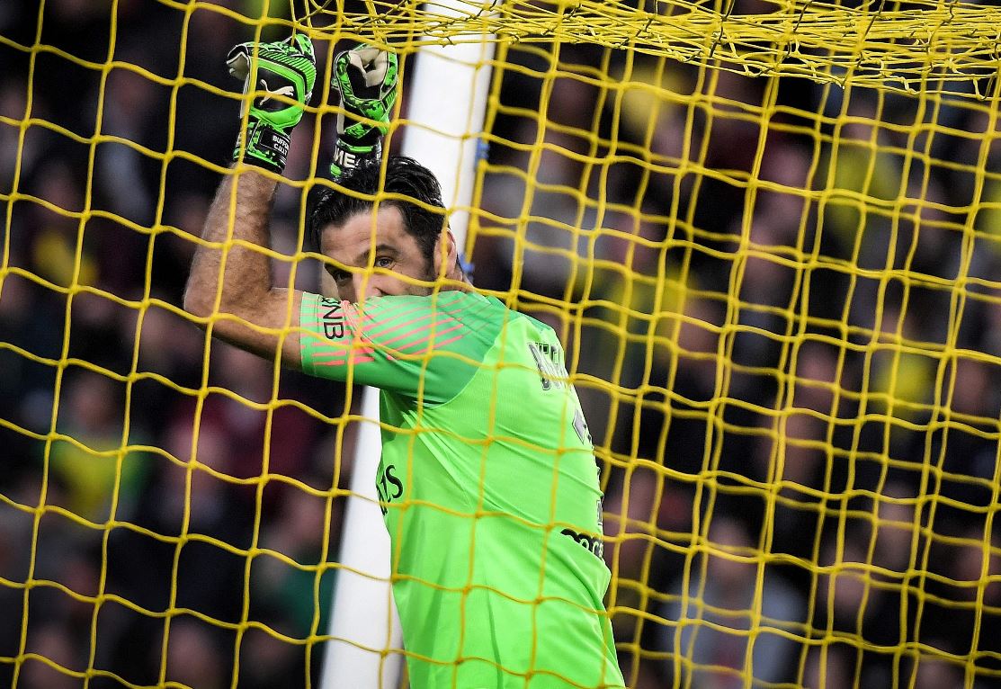 Gianluigi Buffon, portero del París SG, lamenta de la derrota en el partido atrasado de la fecha 28 en Francia. (Foto Prensa Libre: AFP).