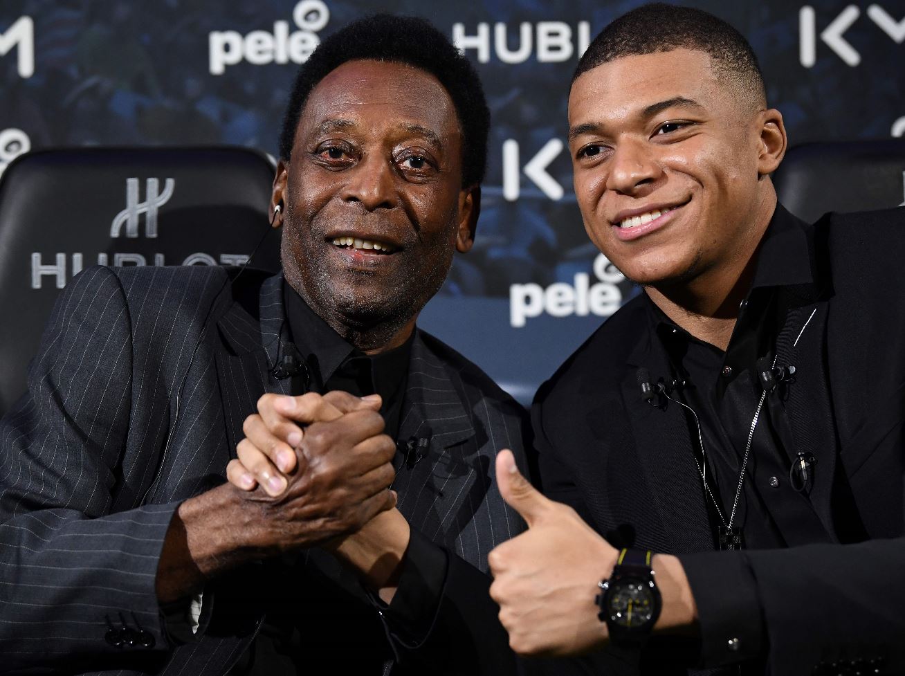 Pelé se reunió con Mbappé  en un acto publicitario donde hablaron de la trayectoria en el futbol. (Foto Prensa Libre: AFP).