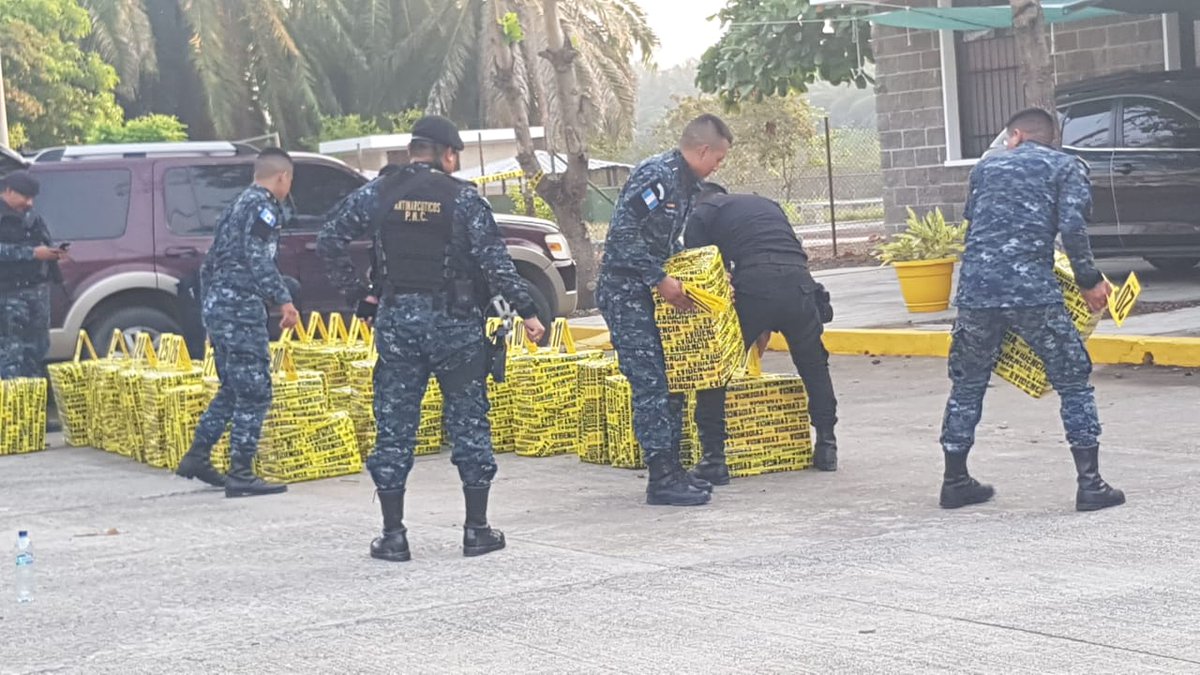 Agentes de la Policía Nacional Civil junto a fiscales del MP embalan droga decomisada en San Marcos. (Foto Prensa Libe: Hemeroteca PL) 