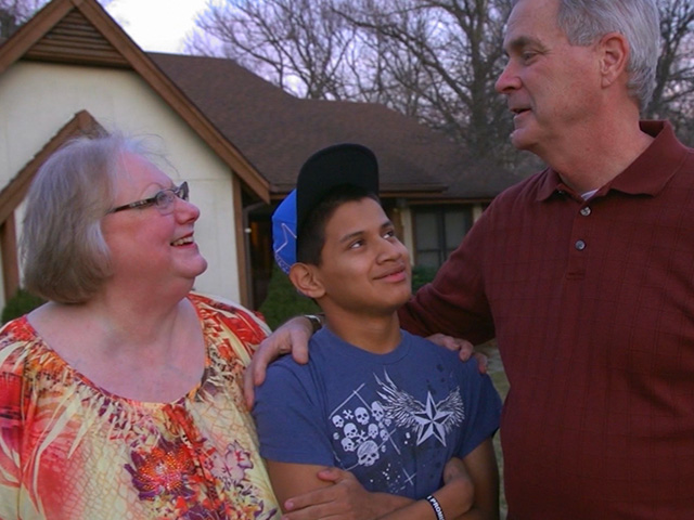 John Smith, con sus padres, Joyce y Brian. A los 14 años, el joven originario de Guatemala, sobrevivió de forma milagrosa. (Foto Prensa Libre, tomado de nydailynews.com)