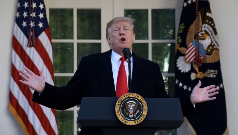 Washington (United States), 25/01/2019.- US President Donald J. Trump makes a statement announcing that a deal has been reached to reopen the government through Feb. 15 during an event in the Rose Garden of the White House in Washington, DC, USA, 25 January 2019. Trump announced a deal had been reached to end the ongoing partial shutdown of the federal government. The shutdown began when Congress and Trump failed to strike a deal on border security before a 22 December 2018 funding deadine. (Abierto, Estados Unidos) EFE/EPA/OLIVIER DOULIERY / POOL