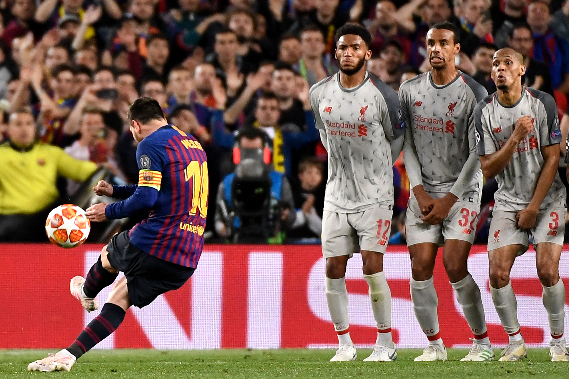 Lionel Messi anotó de tiro libre para sentenciar el partido en la ida de las semifinales entre el FC Barcelona y el Liverpool. (Foto Prensa Libre: AFP)