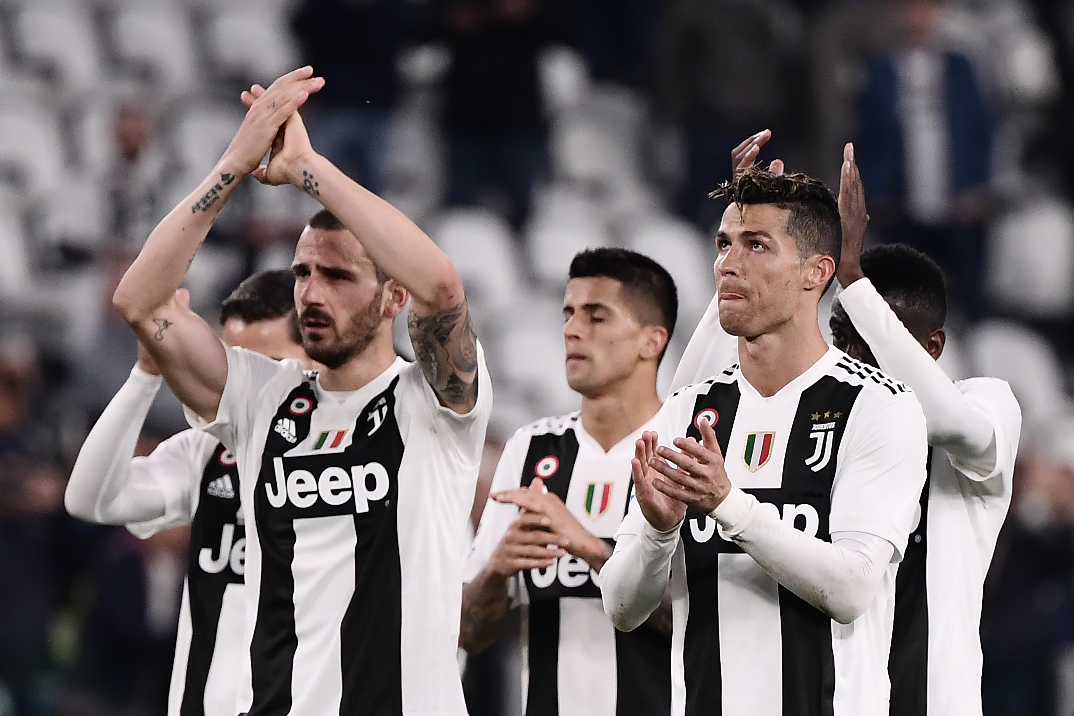 Cristiano Ronaldo y sus compañeros de la Juventus agradecen a la afición al final del derbi contra el Torino. (Foto Prensa Libre: AFP)